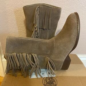 Girls Vince Camuto boots size 2. Never worn. Excellent condition